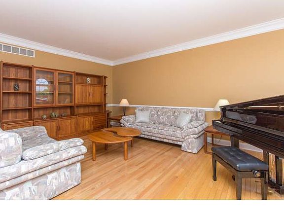 5th image of 159 Pembrooke Cir