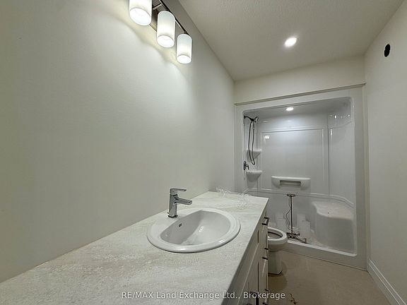 5th image of 615 Hilker St