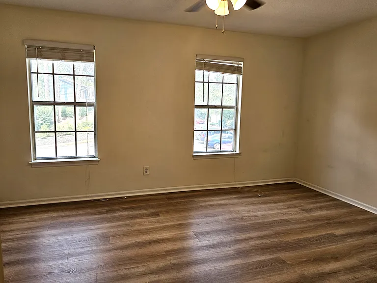 419 Oaktree Sq — Photo 8