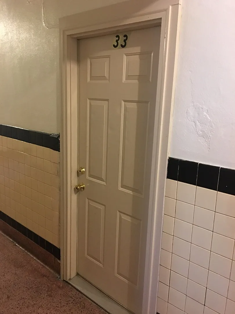 Large one room efficiency with large kitchen — Photo 1