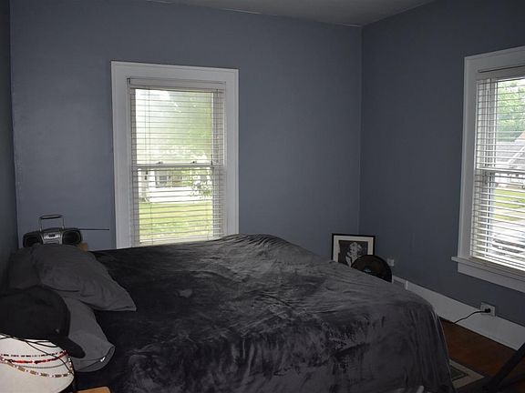 5th image of 905 E Victoria St