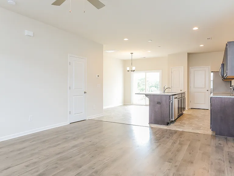 144 Valley Creek Dr — Photo 2