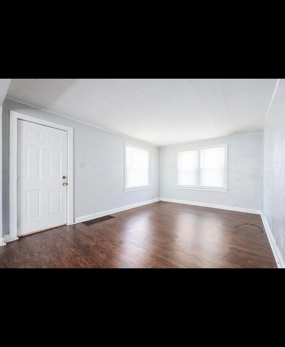 2108 N Ball Ave — Photo 2