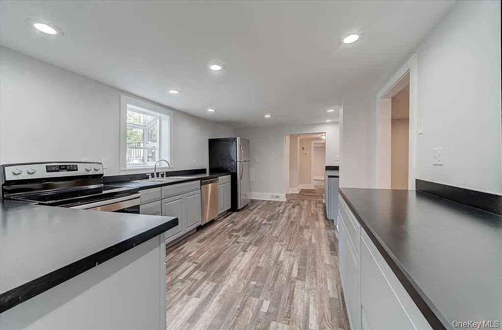 2 bed, 1.0 bath, 1188 sqft, $2,475 — Photo 3