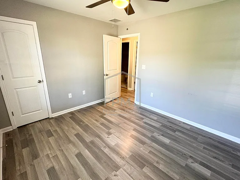 4428 Guildhall Dr — Photo 10