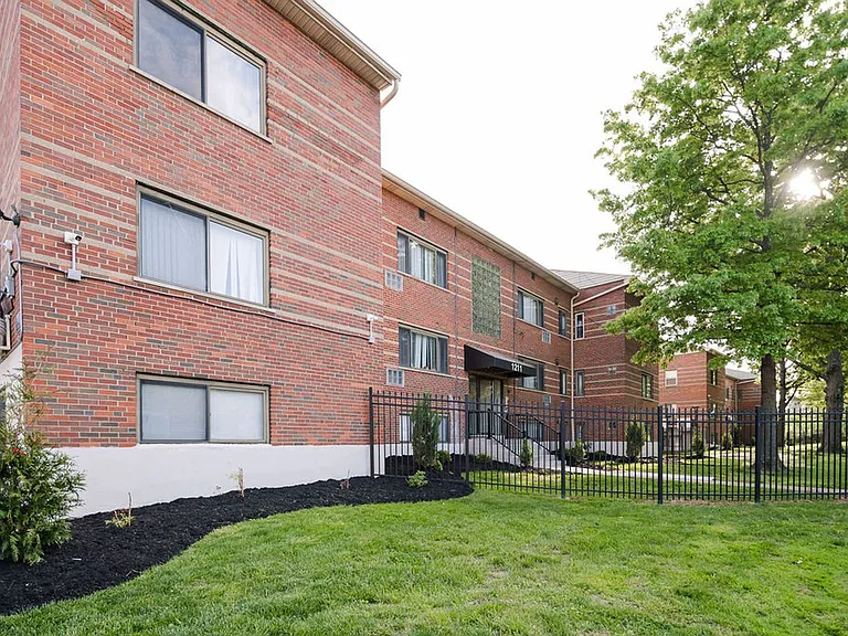 Newly Upgraded Apartments -The Courtyard at Park Hills, Minutes from Downtown — Photo 18