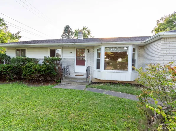508 Sunset Dr, Clinton, MI 49236