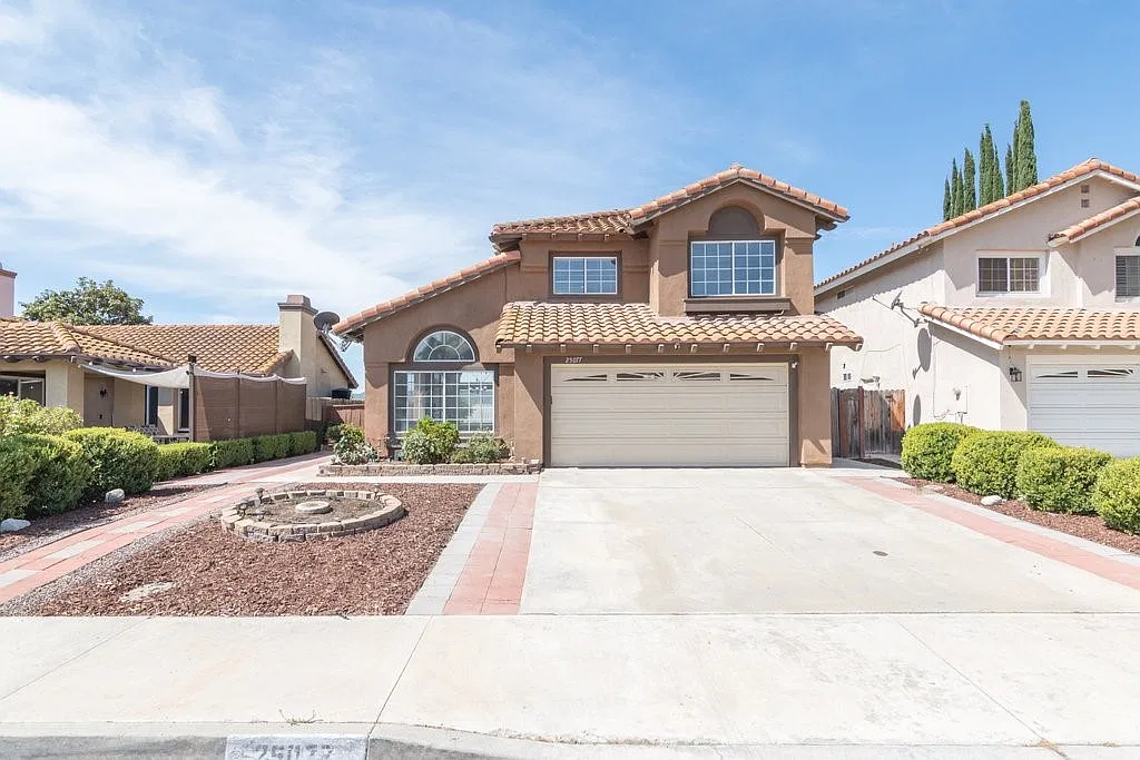 3 bed, 2.5 bath, 1700 sqft, $3,200 — Photo 1