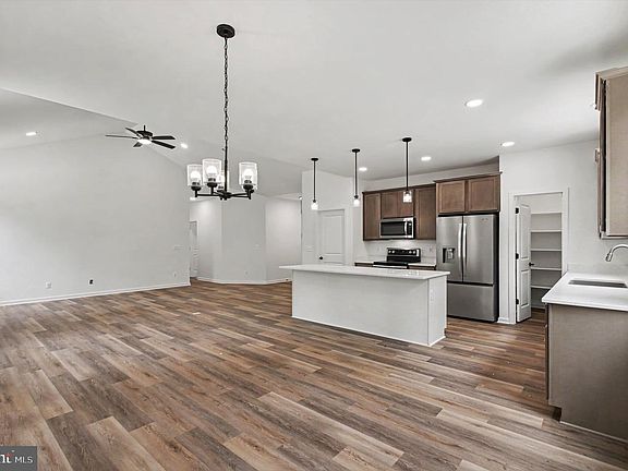 5th image of 19105 Camden Ln