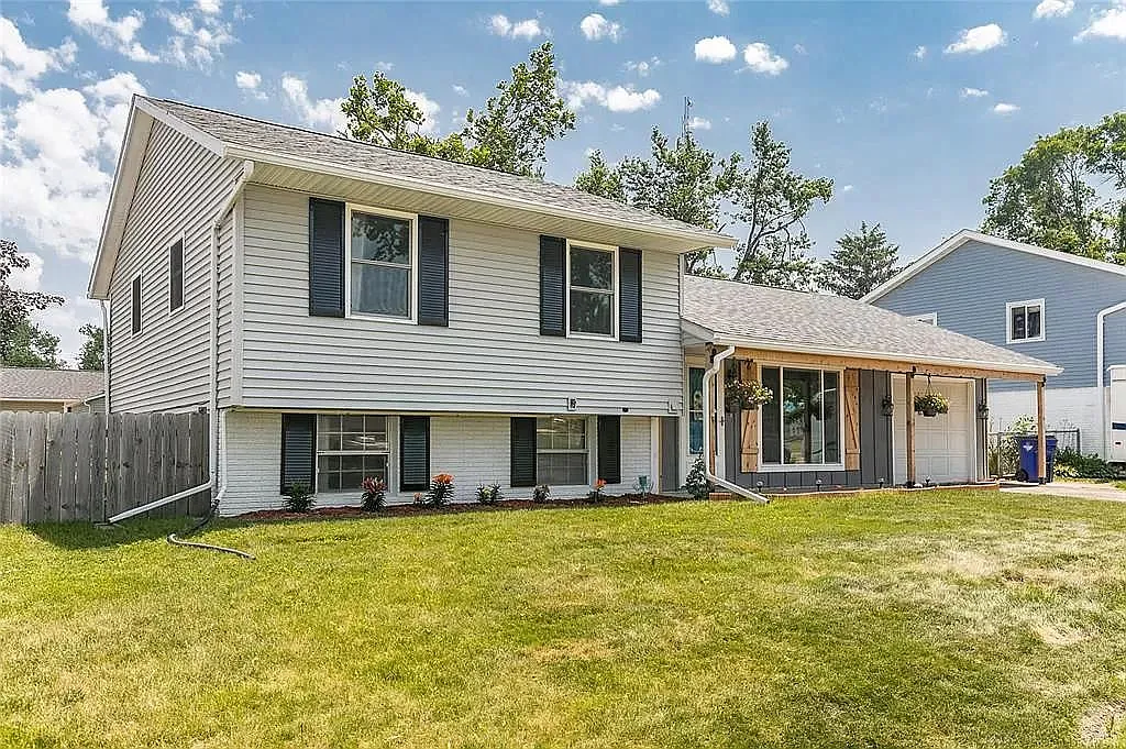 3 bed, 1.5 bath, 1374 sqft, $1,595 — Photo 1