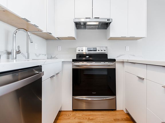 3rd image of 2224 Leavenworth St #304