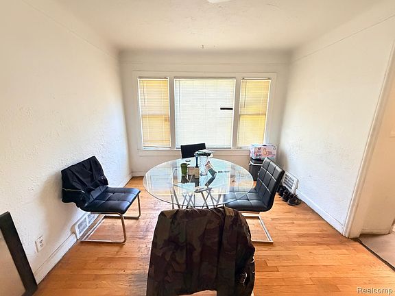 9th image of 16814 Lilac St