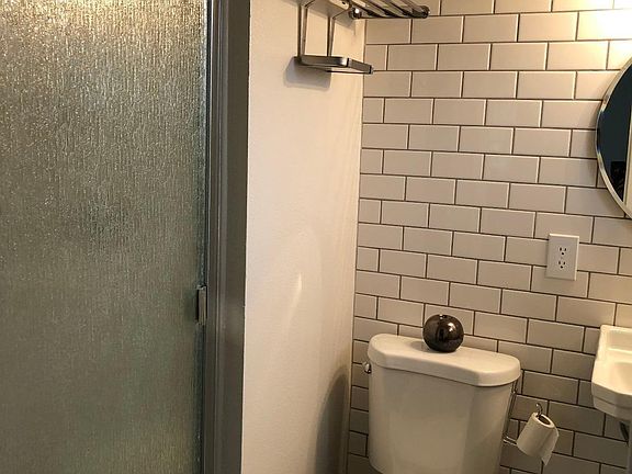 5th image of 1042 Laurel Ave