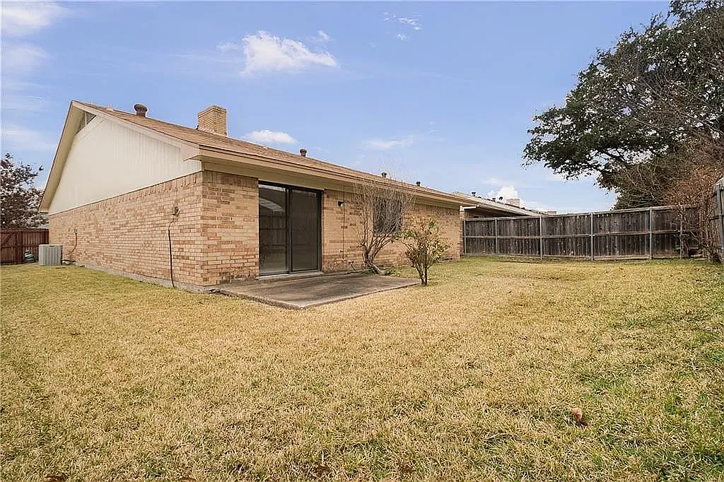 3 bed, 1694 sqft, $2,422 — Photo 2