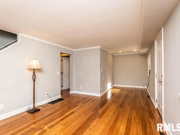 3rd image of 2119 E Riverview Ct