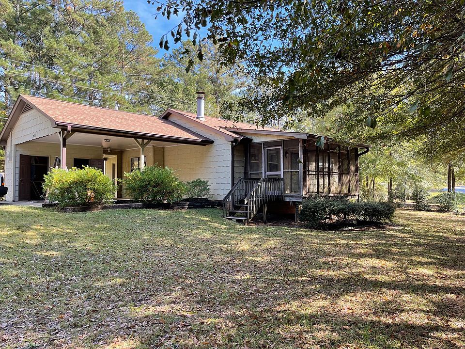 Front of house with screened in porch.