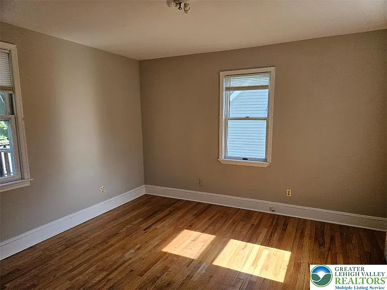 121 N New St — Photo 16
