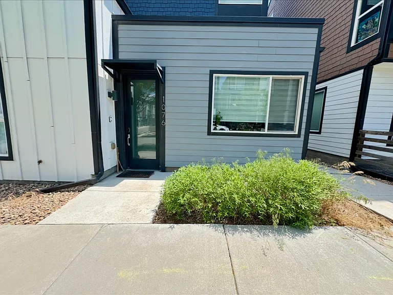 1076 Depew St — Photo 2