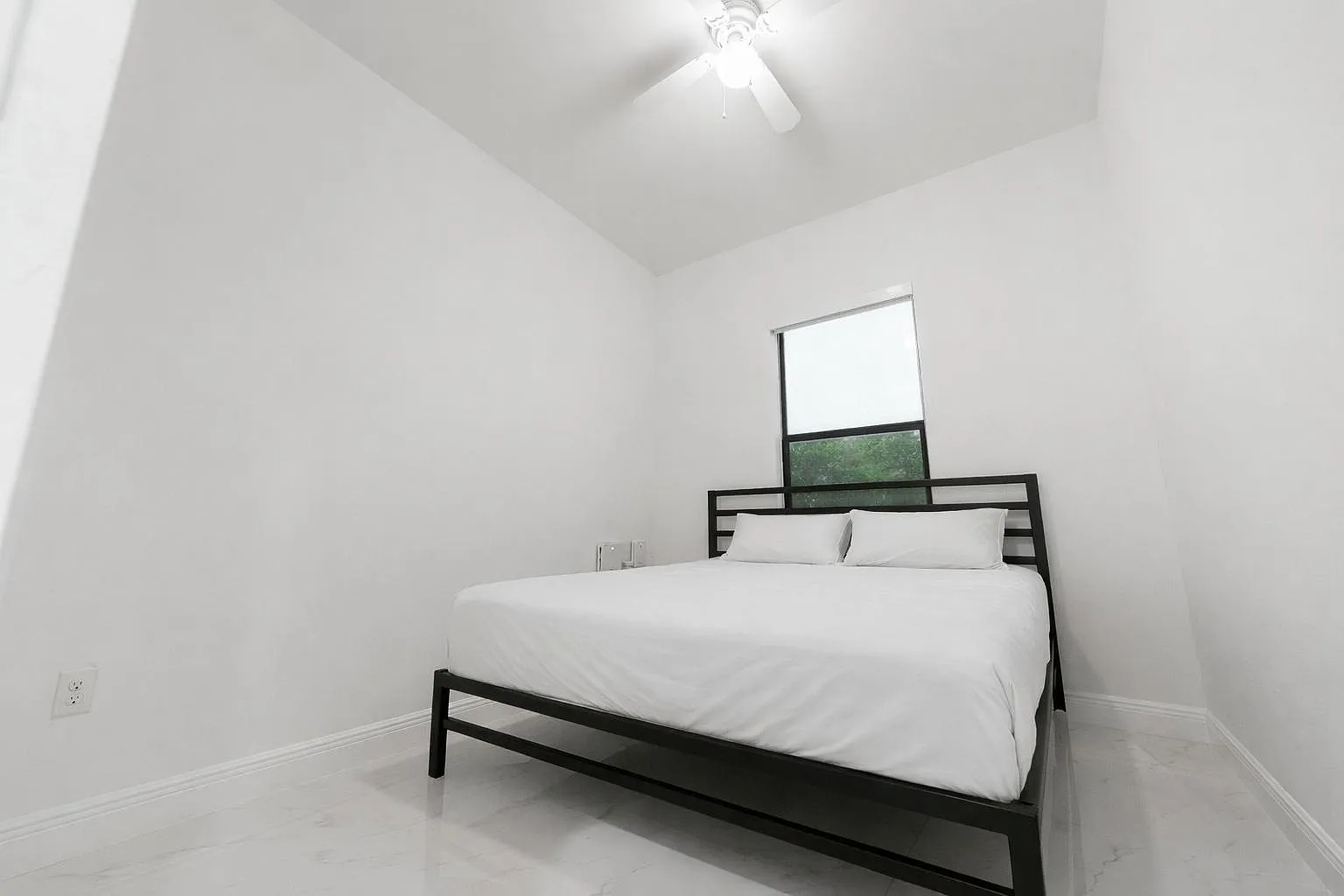 3 bed, 3.0 bath, 1300 sqft, $685 — Photo 1