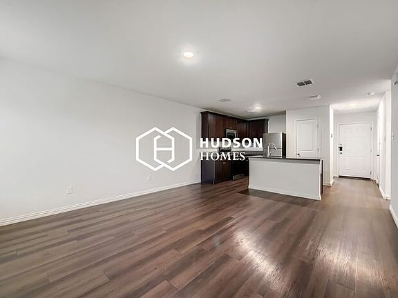 4th image of 2504 Lyle Ave