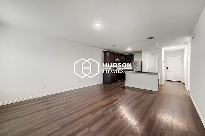 2504 Lyle Ave — Photo 4