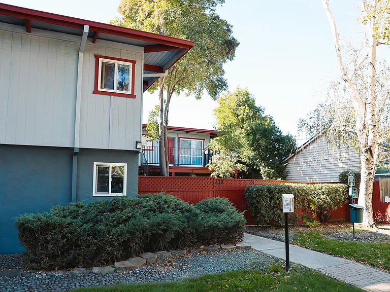 I Street Apartments — Photo 3