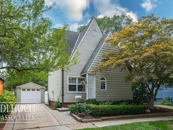 75 Mapleton Rd, Grosse Pointe Farms, MI 48236