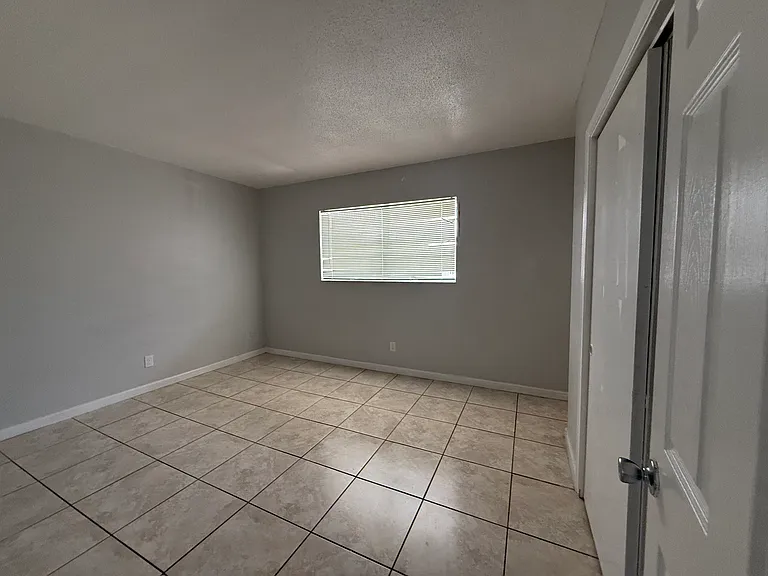 915 NE 8th St #206 — Photo 17