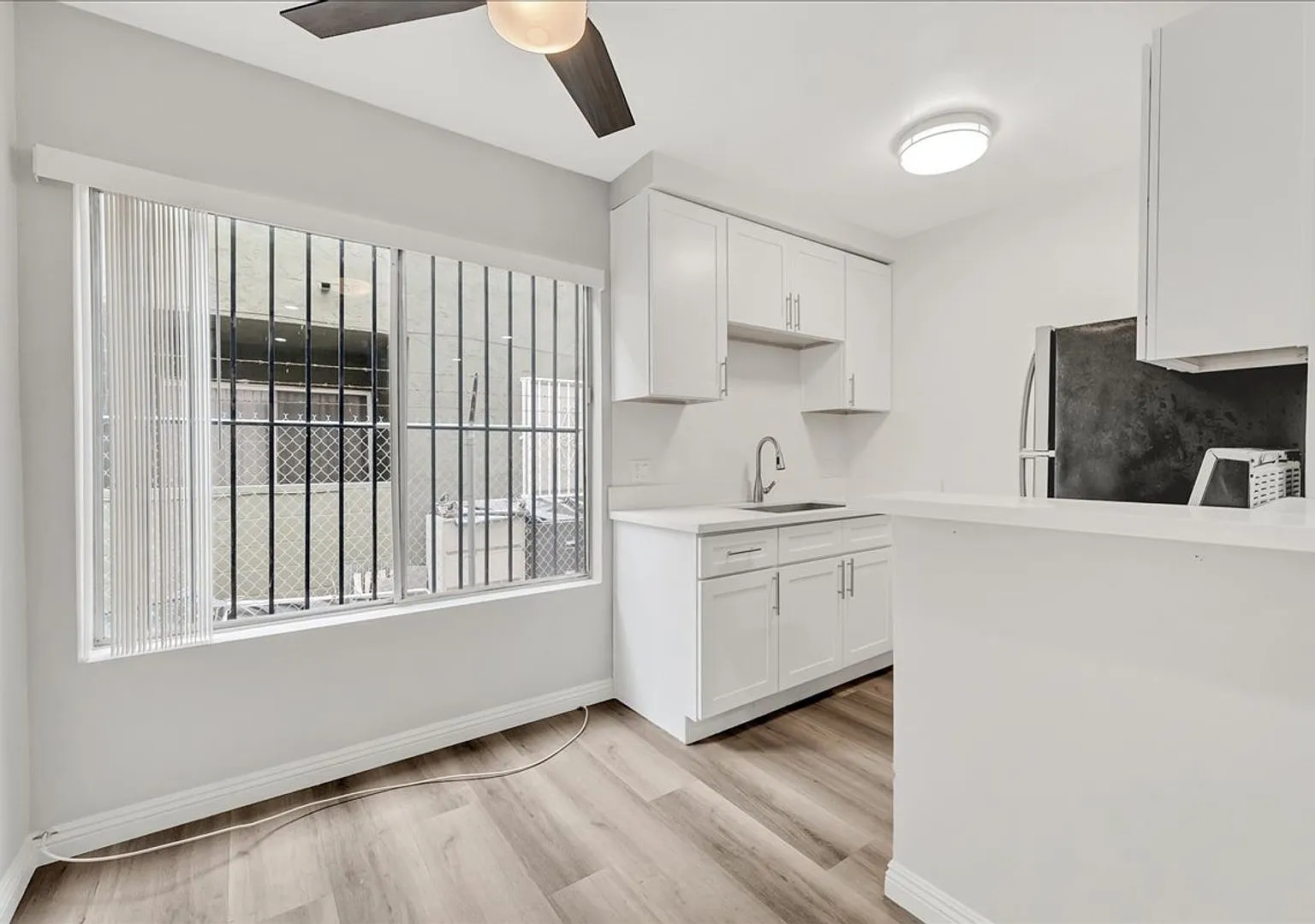 Beautiful Two Bedroom Apartment In The Heart of Mar Vista! — Photo 3