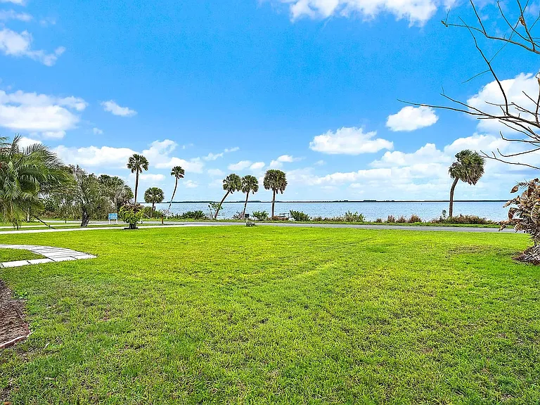 6205 S Indian River Dr — Photo 31