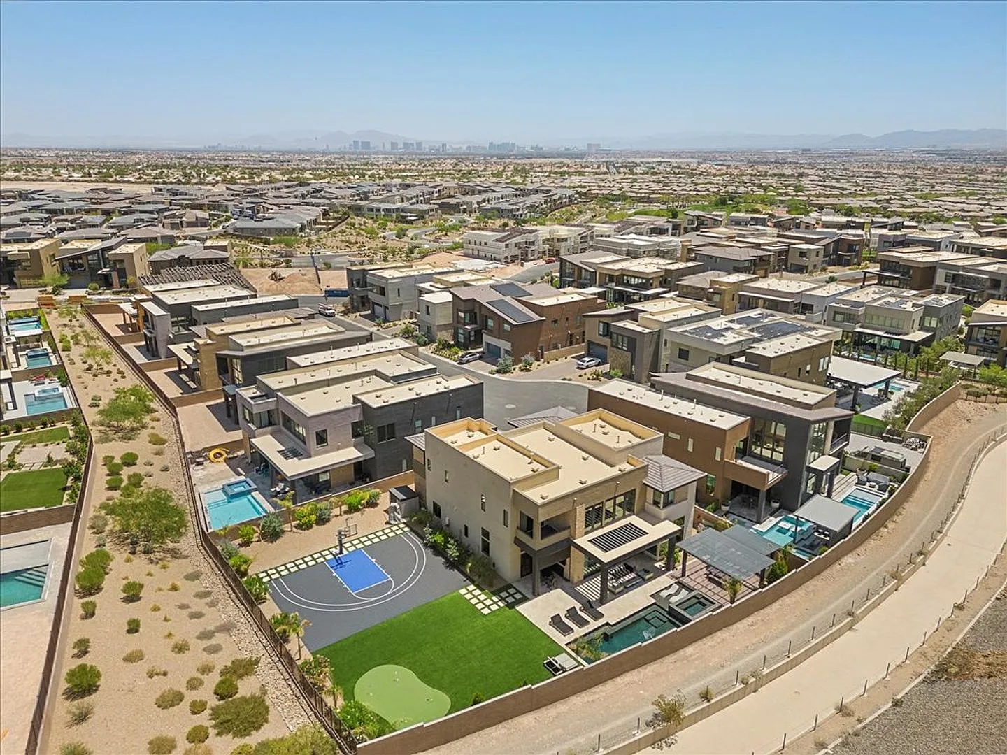 Mesa Ridge Luxury Oasis Earth Hues — Photo 4
