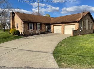 134 Overlook Dr, Hurricane, WV 25526