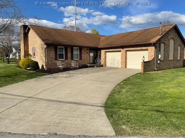 134 Overlook Dr, Hurricane, WV 25526