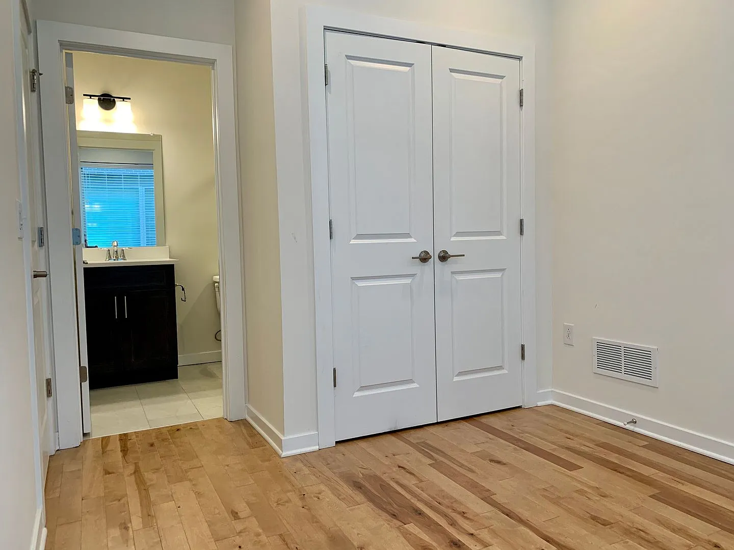 Gorgeous 3-Bedroom Townhome with Parking Spot! Finished Basement and Roof Deck! — Photo 3