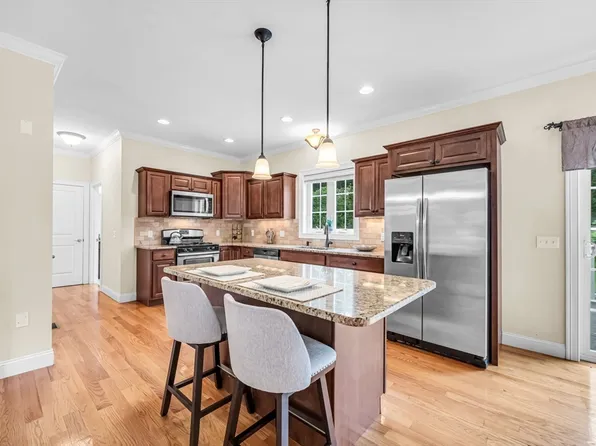 44 Shaw St, East Longmeadow, MA 01028