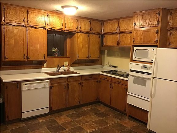 4th image of 4100 Carnation Ave