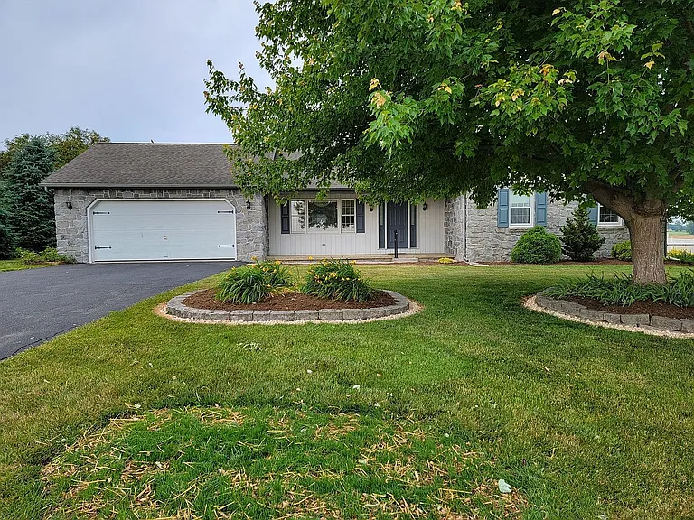 478 N Railroad Ave — Photo 1