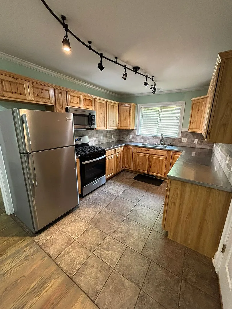Stylish 3 Bedroom Home with Private Yard Near the University! — Photo 4