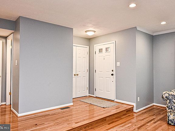 3rd image of 10135 Village Knolls Ct