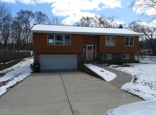 214 N Kent Rd, McHenry, IL 60051