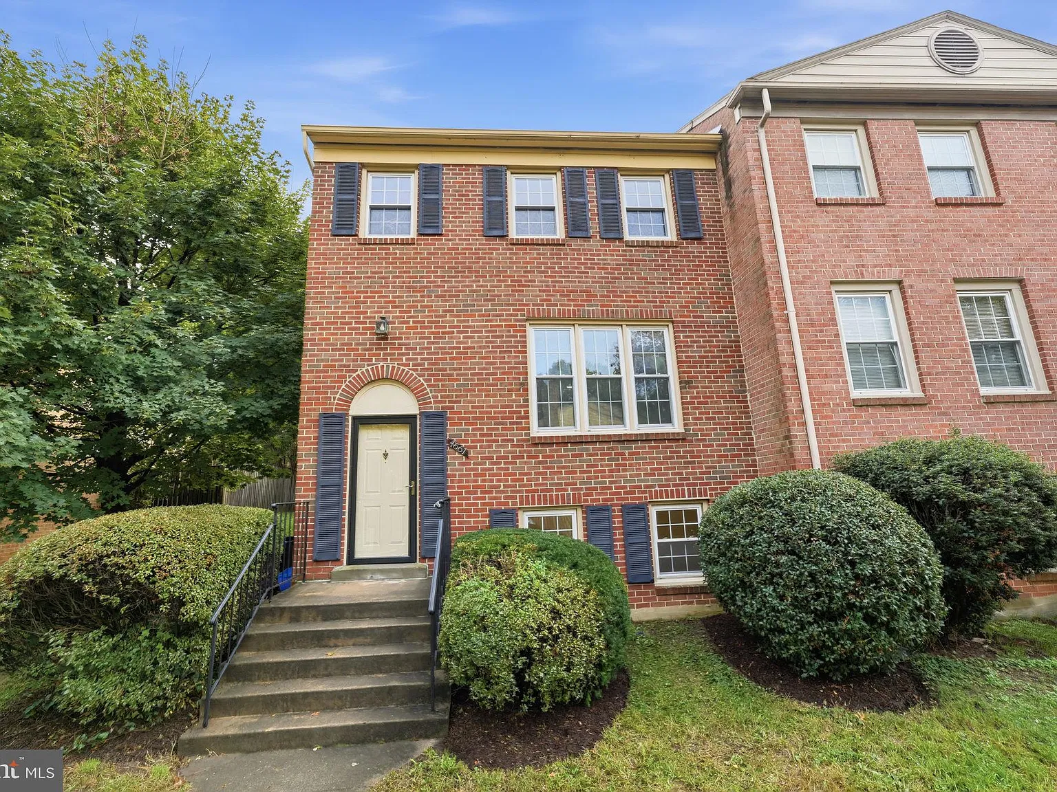 3 bed, 2.5 bath, 2090 sqft, $3,400 — Photo 3