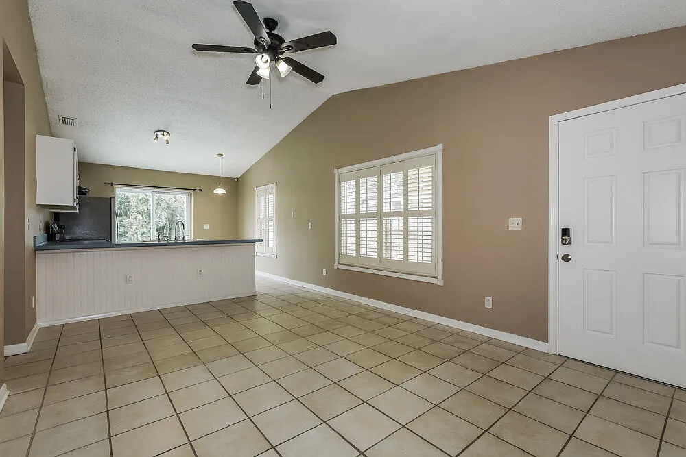 3 bed, 2.0 bath, 1079 sqft, $2,820 — Photo 4