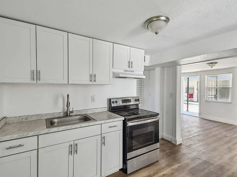 1330 Barnett St — Photo 11