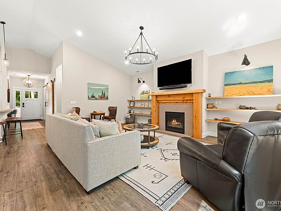 3rd image of 632 E Pointes Drive W