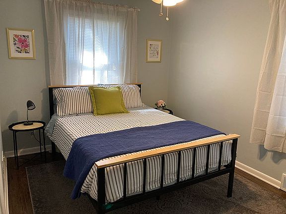 Queen size tempurpedic bed