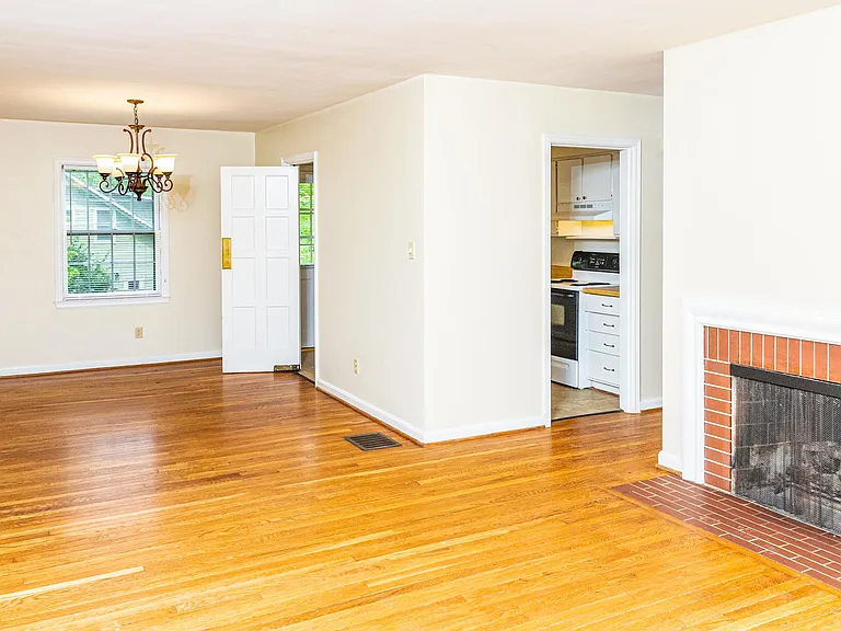 657 Montclair Dr — Photo 3