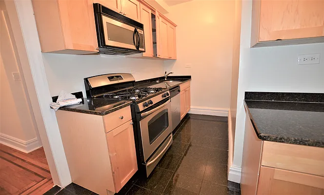 Rented by Manhattan Realty Group | media 14