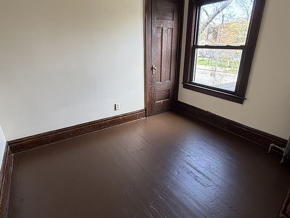 3rd image of 987-989 Dewey Ave