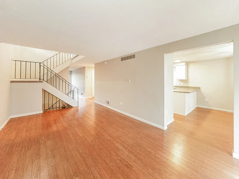 996402_017_living_room_13252678.jpg
