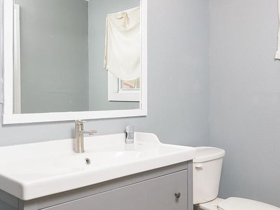 4th image of 411 E Carson St